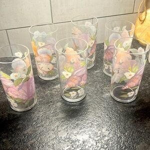 Set of 6 plastic tumblers in like new condition. Shell and floral design. 18 oz.